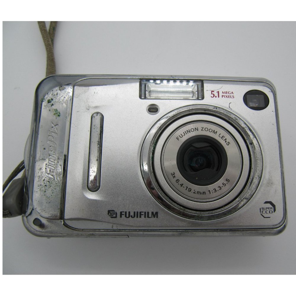 Fuji - FinePix 5.1MP Compact Digital Camera - For Parts Only
